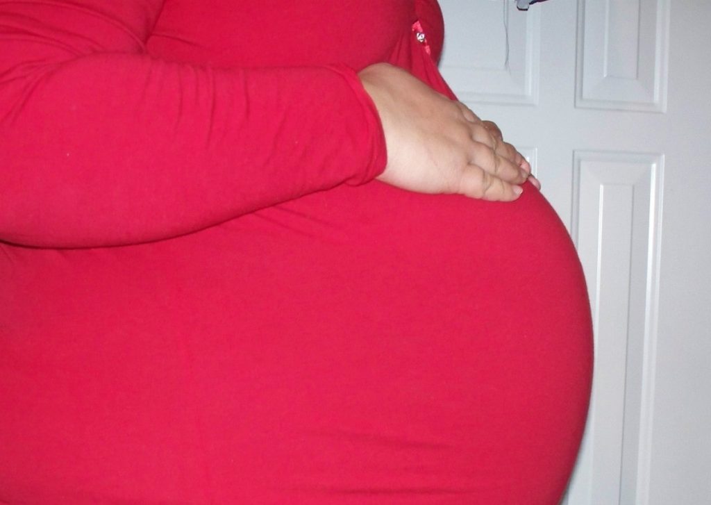 femme enceinte qui a le ventre qui bouge tout seul